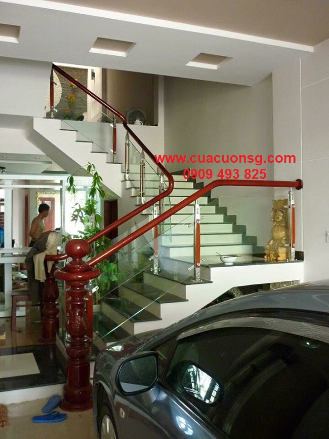 Thi công cầu thang kính cường lực tay vịn gỗ 6 Cầu thang kính với tay vịn gỗ đẹp