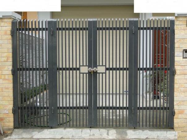Cổng sắt 4 cánh đơn giản nhà phố