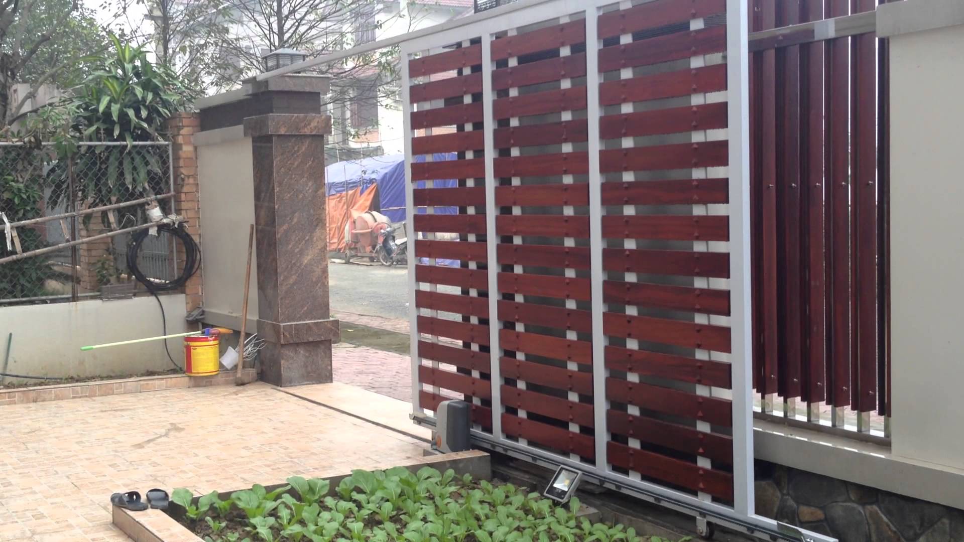 Cửa cổng sắt lùa tự động