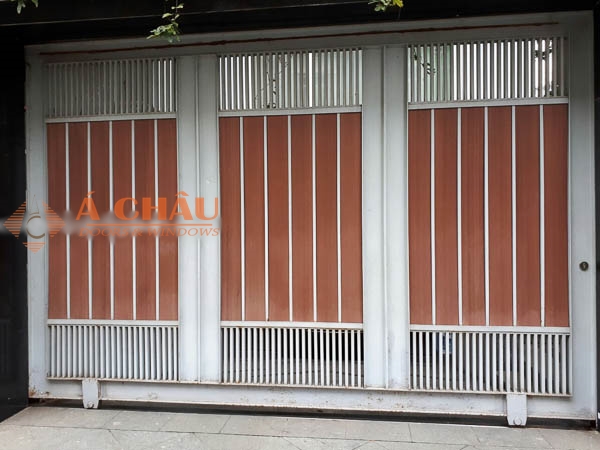 299+ Mẫu Cổng Sắt Đẹp 2024 87 Cổng sắt xếp trượt 3 cánh đẹp, độc đáo