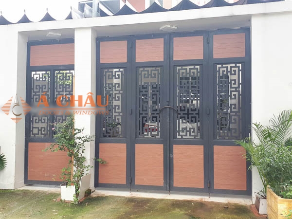 299+ Mẫu Cổng Sắt Đẹp 2024 76 mẫu cửa sắt 4 cánh giả gỗ
