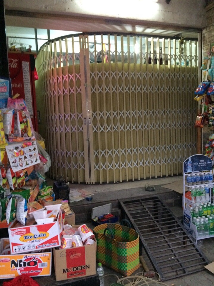 cửa kéo màu kem uốn cong