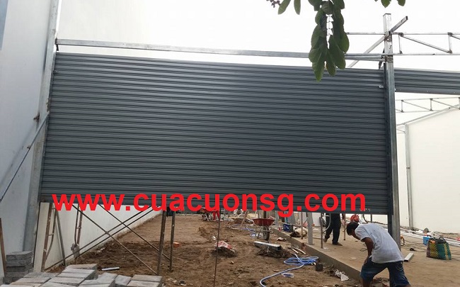 Thi công hoàn thiện cửa cuốn màu xám
