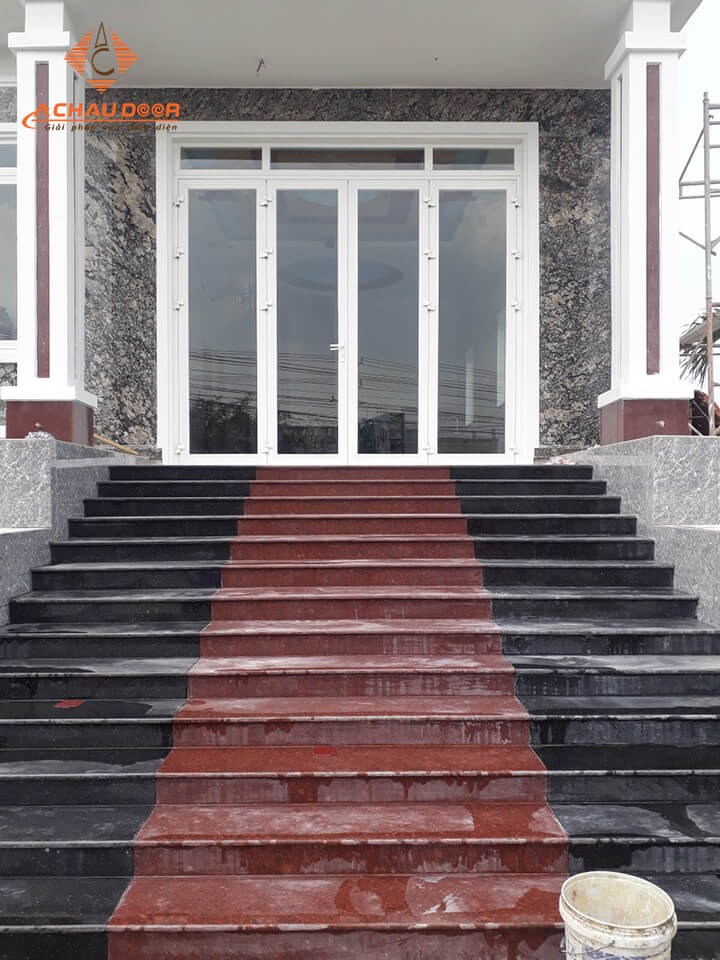 cửa đi mở quay 4 cánh nhôm xingfa