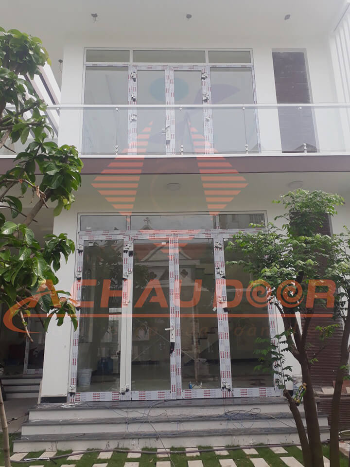 cửa đi mở quay 4 cánh nhôm xingfa