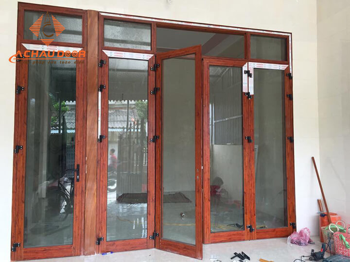 Cửa đi mở quay 4 cánh nhôm Xingfa nhập khẩu 16 Cửa nhôm Xingfa vân gỗ 4 cánh