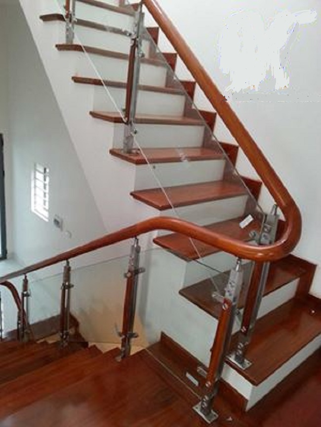 Cầu thang gỗ kính cường lực thiết kết sang trọng, hiện đại