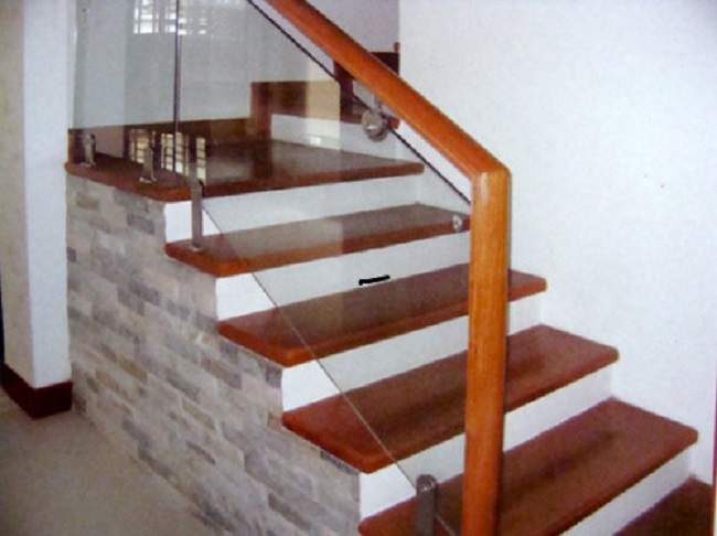 Cầu thang gỗ kính cường lực thiết kế mang phong cách đẵng cấp