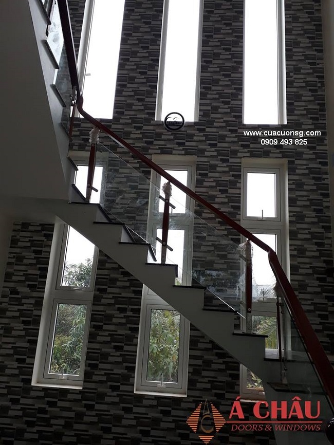 Cầu thang kính - Cửa sổ mở hất cửa nhôm Xingfa đẹp