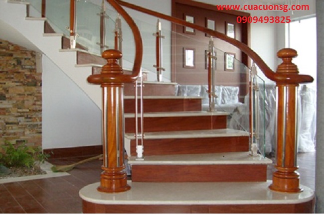 Thi công cầu thang kính cường lực tay vịn gỗ 2 Cầu thang kính tay vịn gỗ camxe