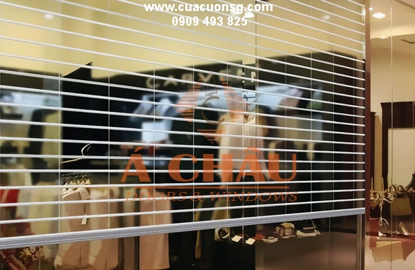 Cửa cuốn trong suốt Titadoor chất lượng tốt, giá rẻ 1 Cửa cuốn Titadoor trong suốt lắp đặt cho shop quần áo thời trang