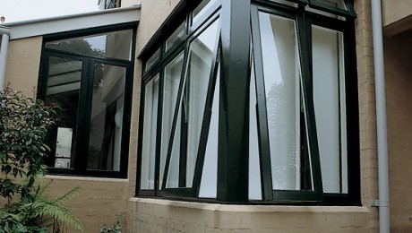 Cửa sổ mở hất màu đen nhôm Xingfa cao cấp cho nhà đẹp