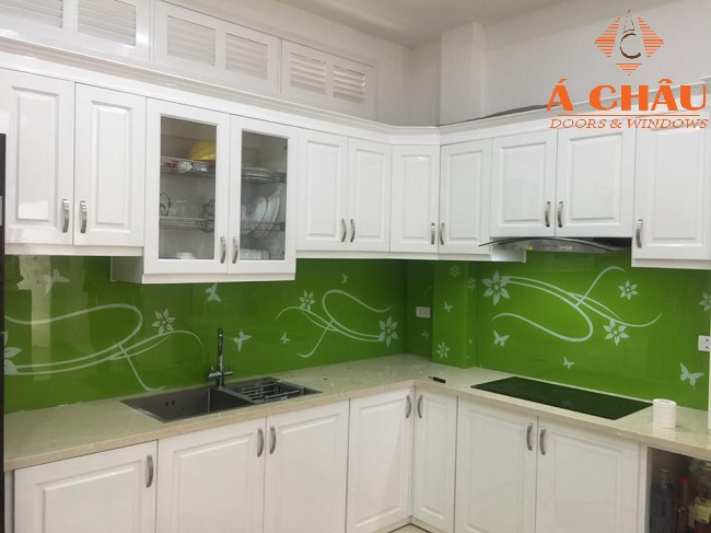 Kính ốp bếp hoa văn đẹp lộng lẫy kết hợp tủ kệ bếp nhôm màu trắng