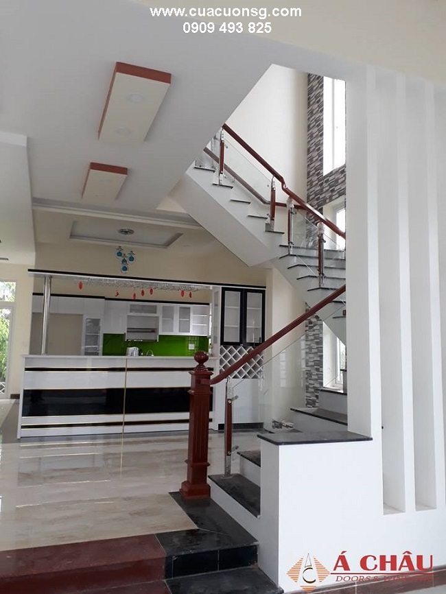 Làm cầu thang kính - kính ốp bếp dán tường màu xanh tại Long An