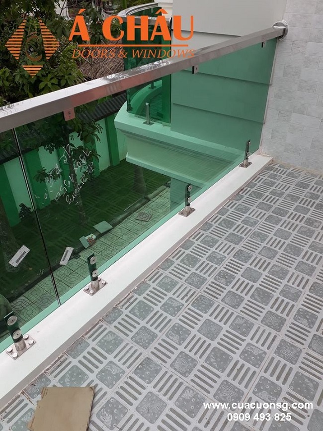 Lan can kính cường lực màu xanh