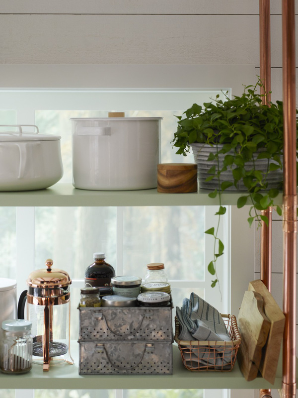 Sử dụng giá treo cạnh cửa sổ để đặt những vật dụng trang trí đẹp