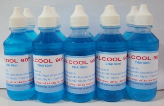 Dùng cồn 90 độ rửa sạch vết bẩn khung cửa nhôm hiệu quả
