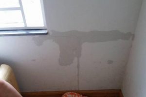 Cửa nhôm kính bị thấm nước vào trong tường, gây nguy hiểm rất cao