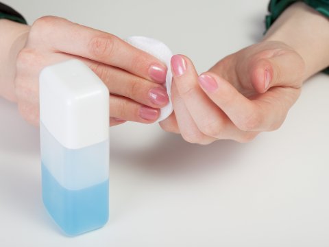 Nước rửa sơn móng tay, đánh bay vết bẩn cửa nhôm kính