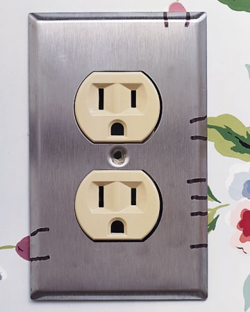 Ổ điện dán giấy dán tường tạo thành nét đồng bộ đẹp cho không gian phòng ốc