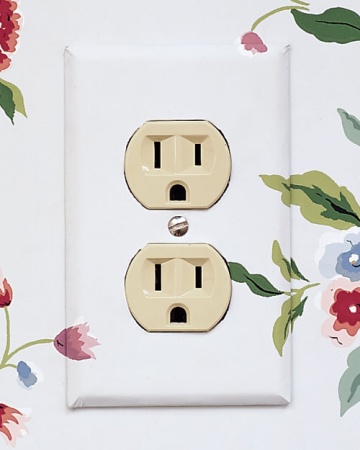 Thành phẩm sau khi trang trí ổ điện bằng giấy dán tường