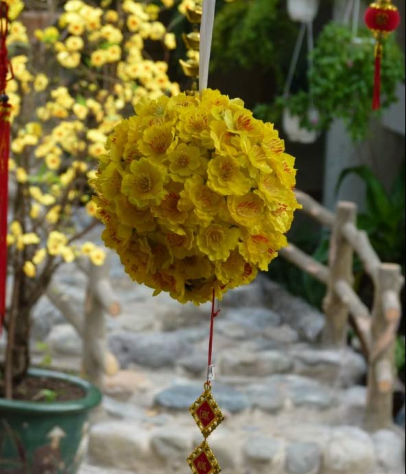 Trang trí ngày tết với quả cầu hoa mai
