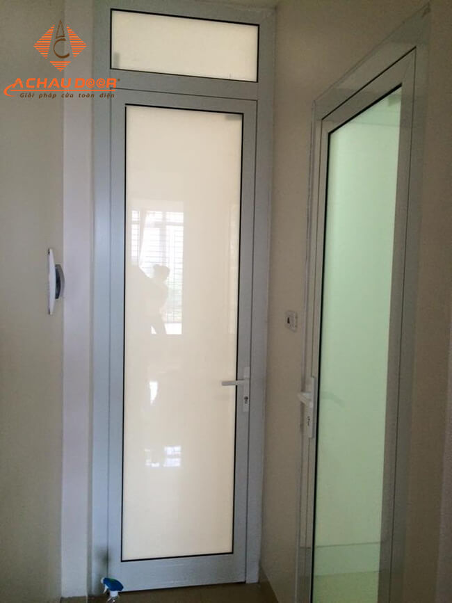 Mẫu cửa nhôm nhà vệ sinh giá rẻ 14 cửa toilet nhôm xingfa