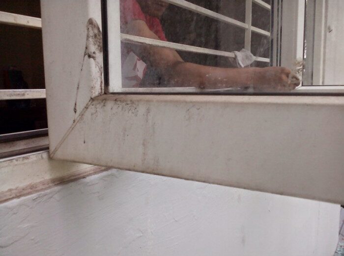 Làm Sao Để Xử Lý Cửa Nhựa Lõi Thép Bị Ố Vàng 2 cửa nhựa lõi thép bị ố vàng