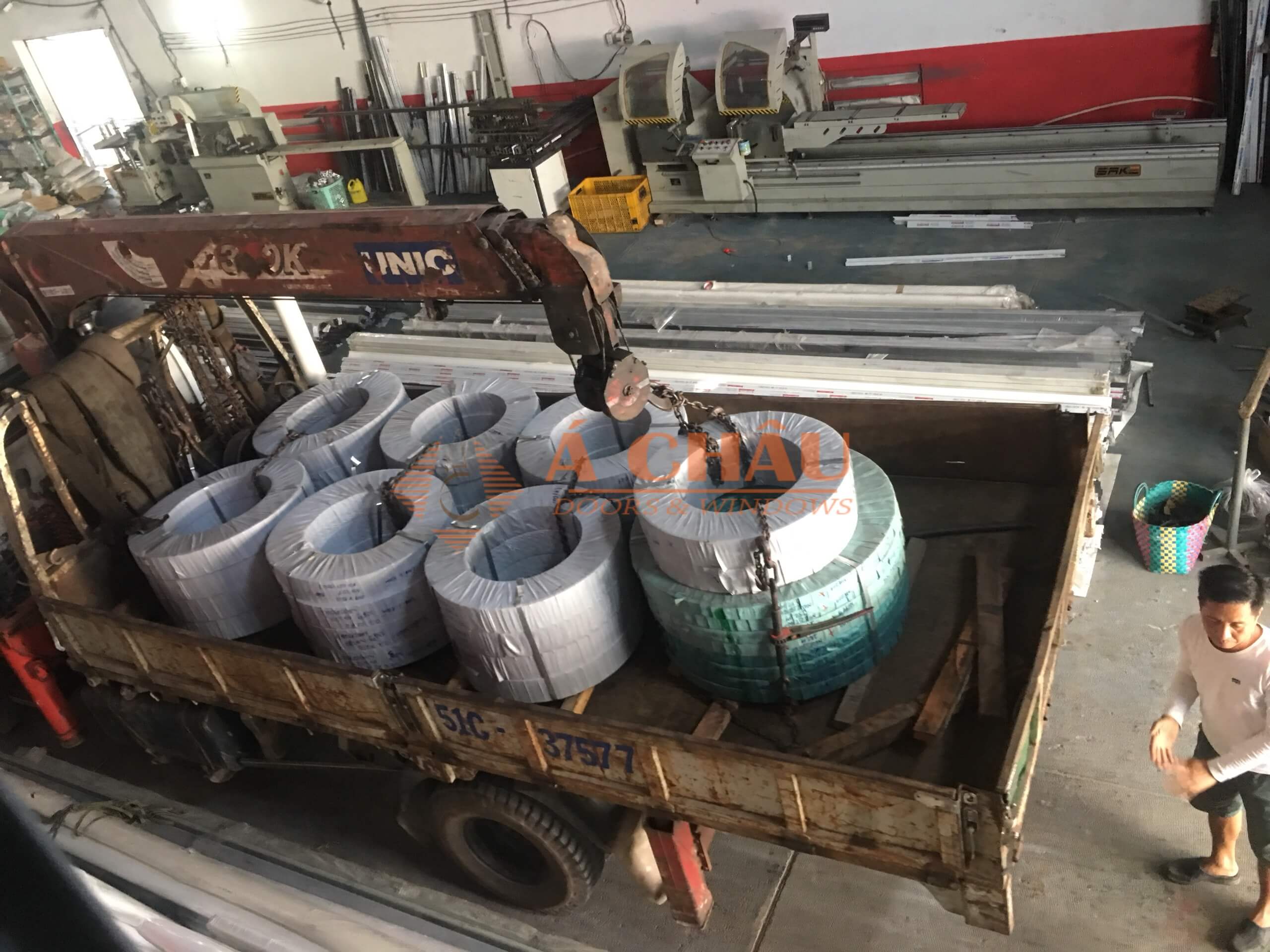 cận cảnh nhập hàng cửa kéo