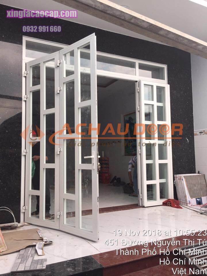 15+ Mẫu cửa nhôm Xingfa màu trắng đẹp sang trọng 4 cửa đi mở quay nhôm xingfa màu trắng