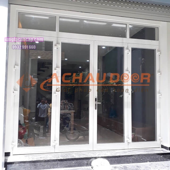 15+ Mẫu cửa nhôm Xingfa màu trắng đẹp sang trọng 1 cửa đi mở quay nhôm xingfa màu trắng