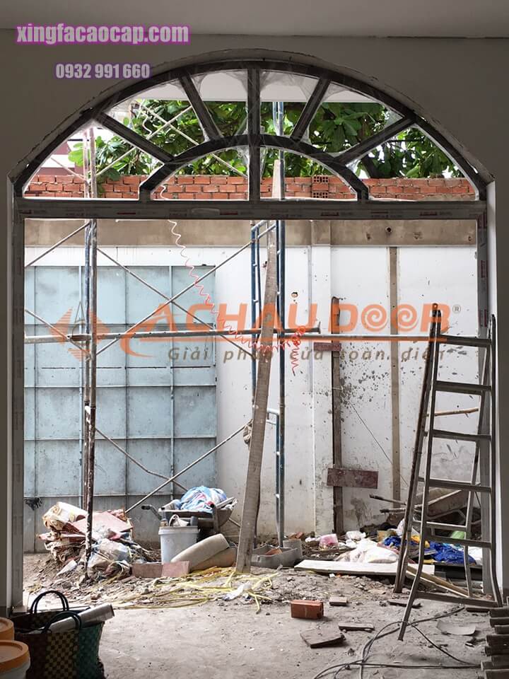 10 mẫu cửa nhôm Xingfa uốn vòm đẹp và sang trọng 5 cửa đi mở quay nhôm xingfa