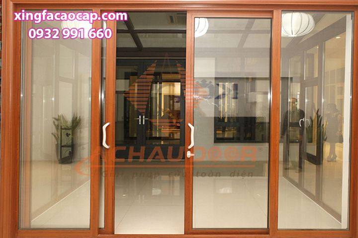 Cửa đi mở trượt nhôm Xingfa 4 cánh 2 Mẫu cửa nhôm xingfa giả gỗ mở trượt 4 cánh