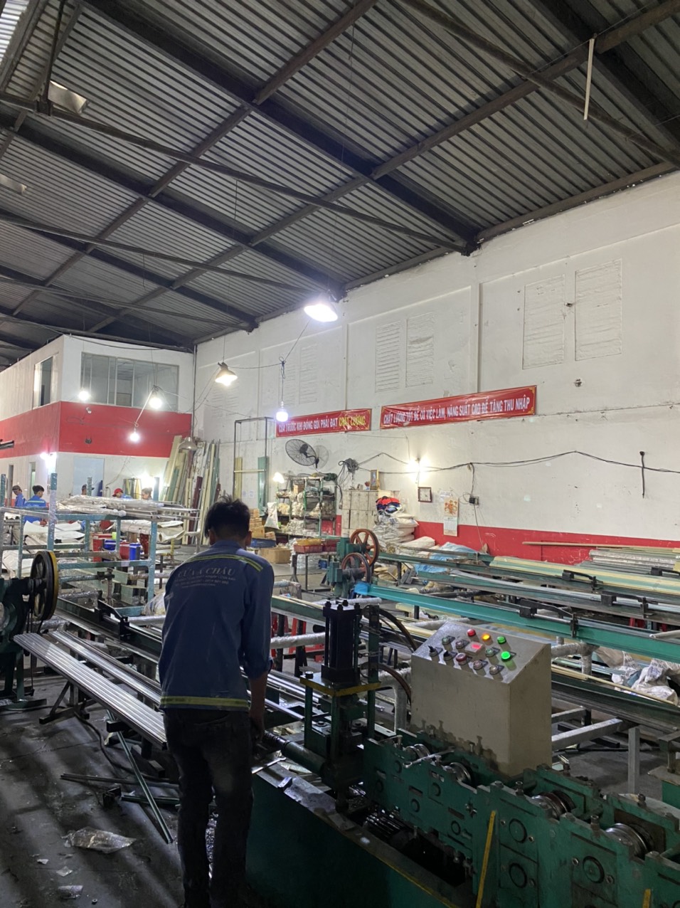 Xưởng Sản Xuất Cửa Cuốn Á Châu 10 chạy u cửa kéo