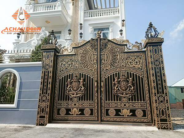 Cổng đúc phù điêu đẹp