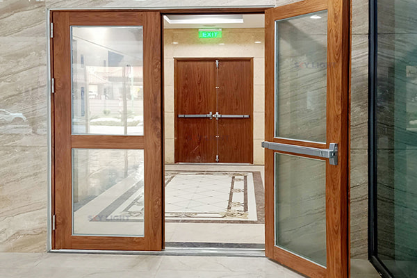 Cửa thép vân gỗ kính cường lực - Giải pháp toàn diện cho mọi công trình 3 Cửa thép vân gỗ kính cường lực