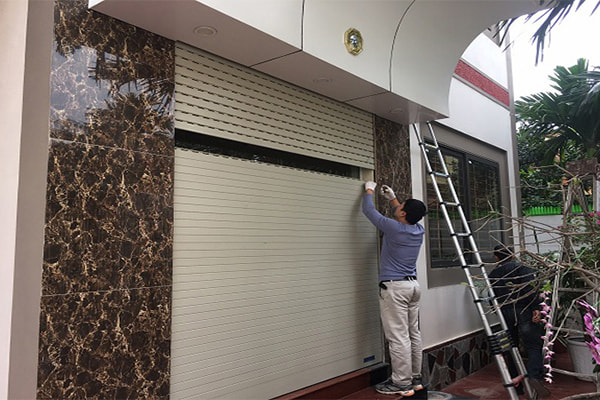 Nguyên nhân và cách sửa cửa cuốn bị lệch đơn giản tại nhà 1 Cửa cuốn bị lệch