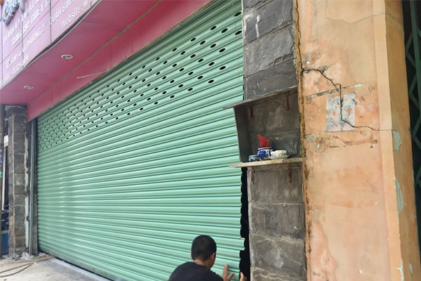 Nguyên nhân khiến cửa cuốn bị sập và cách khắc phục hiệu quả 4 cửa cuốn bị sập