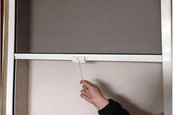 Cửa lưới chống muỗi tự cuốn – Giải pháp an toàn cho gia đình 2 Cửa lưới chống muỗi tự cuốn