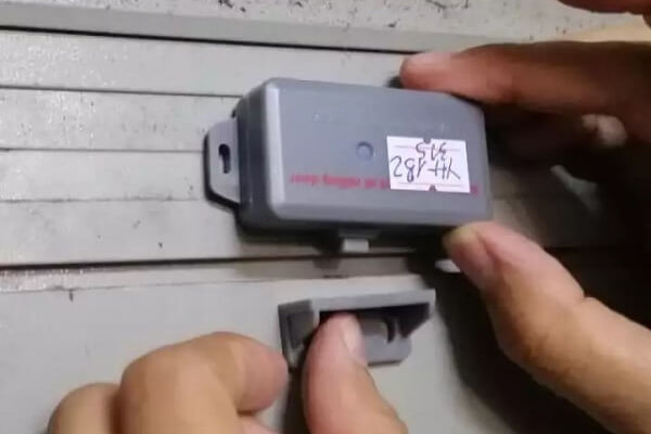 Cách lắp đảo chiều cửa cuốn nhanh chóng và hiệu quả tại Á Châu Door 1 Cách lắp đảo chiều cửa cuốn