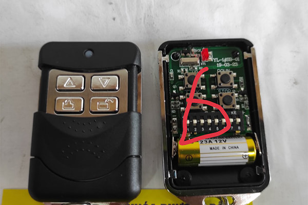 Hướng dẫn cài đặt điều khiển cửa cuốn mã gạt hiệu quả và nhanh chóng 4 Hướng dẫn cài đặt điều khiển cửa cuốn mã gạt