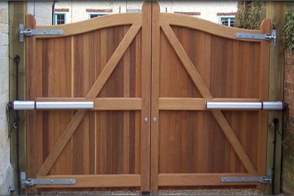 Tổng hợp các mẫu cổng gỗ tự động đẹp và phổ biến nhất năm 2025 3 Cổng gỗ tự động