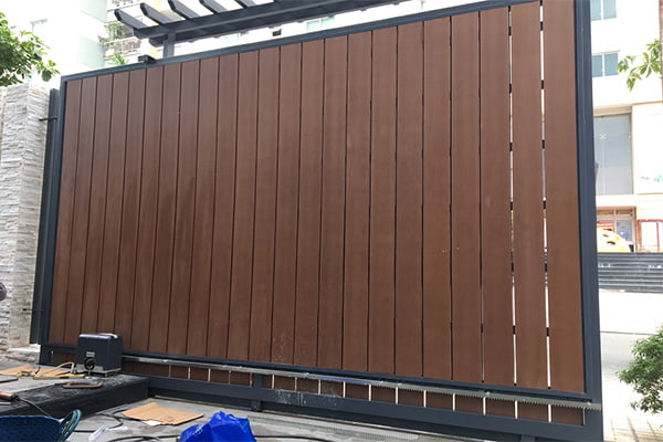 Tổng hợp các mẫu cổng gỗ tự động đẹp và phổ biến nhất năm 2025 5 Cổng gỗ tự động