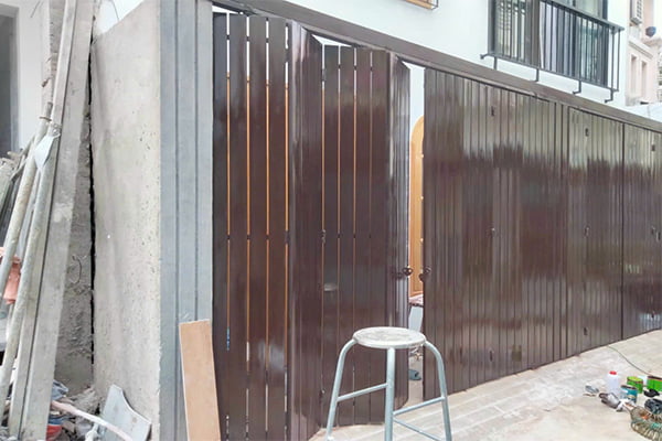 Khám phá các mẫu cổng sắt nan gỗ thời thượng và hiện đại nhất ngày nay 11 Cổng sắt nan gỗ