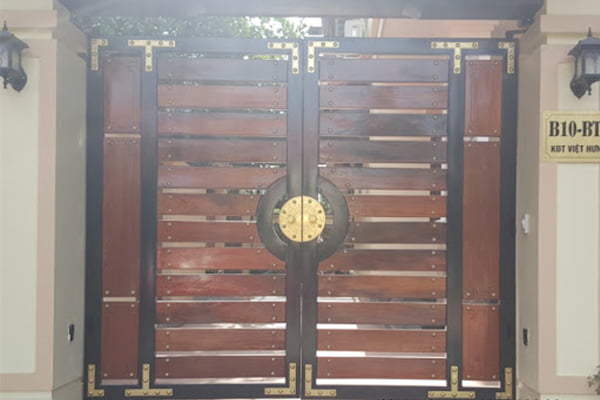 Khám phá các mẫu cổng sắt nan gỗ thời thượng và hiện đại nhất ngày nay 9 Cổng sắt nan gỗ