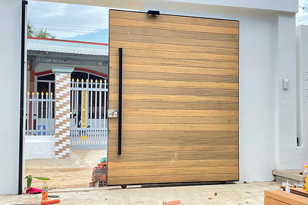 Khám phá các mẫu cổng sắt nan gỗ thời thượng và hiện đại nhất ngày nay 3 Cổng sắt nan gỗ