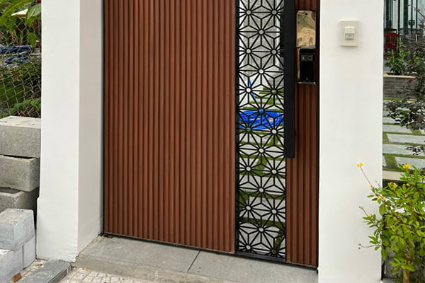 Khám phá các mẫu cổng sắt nan gỗ thời thượng và hiện đại nhất ngày nay 5 Cổng sắt nan gỗ