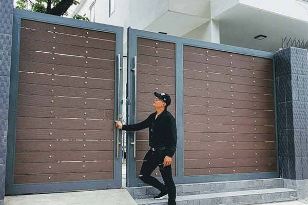 Khám phá các mẫu cổng sắt nan gỗ thời thượng và hiện đại nhất ngày nay 17 Cổng sắt nan gỗ