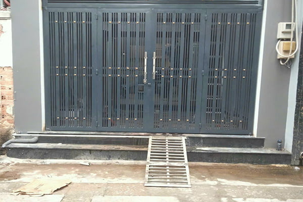 Báo giá hấp dẫn nhất về các mẫu cổng sắt nhà phố phổ biến 1 Cổng sắt nhà phố