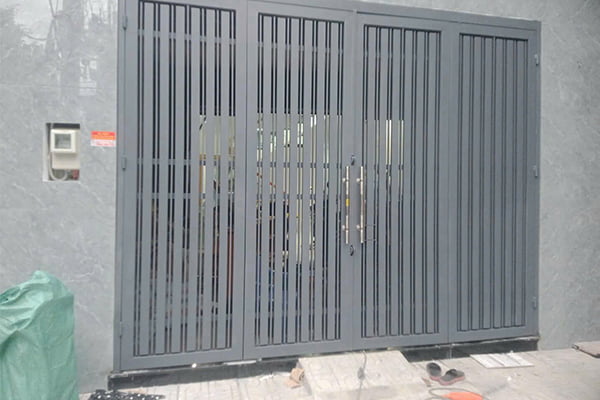 Báo giá hấp dẫn nhất về các mẫu cổng sắt nhà phố phổ biến 2 Cổng sắt nhà phố